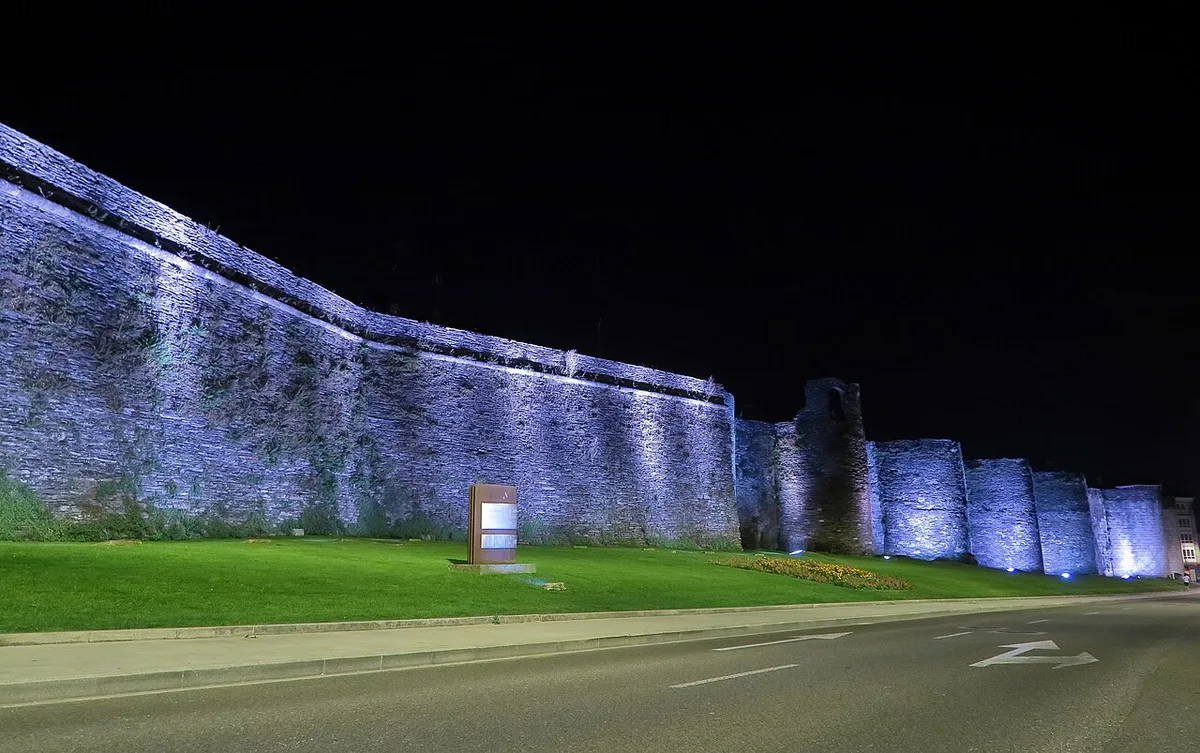 Roman legionary reenactors and market stalls set up along the walls of Lugo during Arde Lucus, Spain — 2