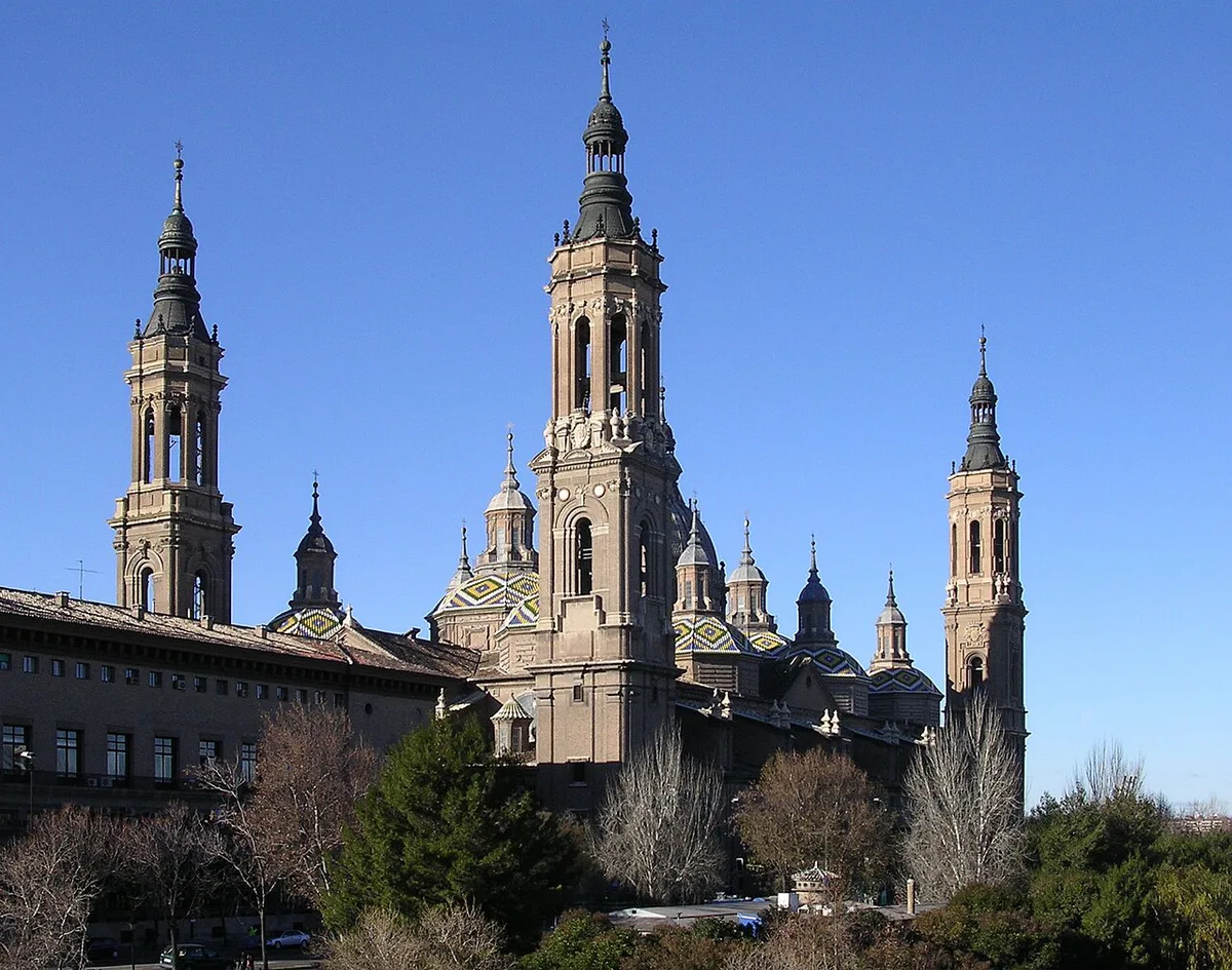The floral mantle taking shape outside the Basilica del Pilar in Zaragoza — 1