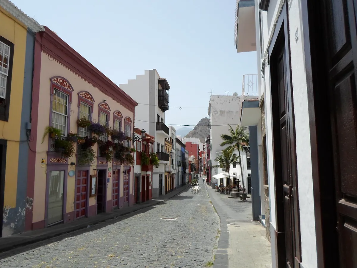 Timing and Venue: How Location Shapes Your Outfit in Santa-Cruz-De-La-Palma