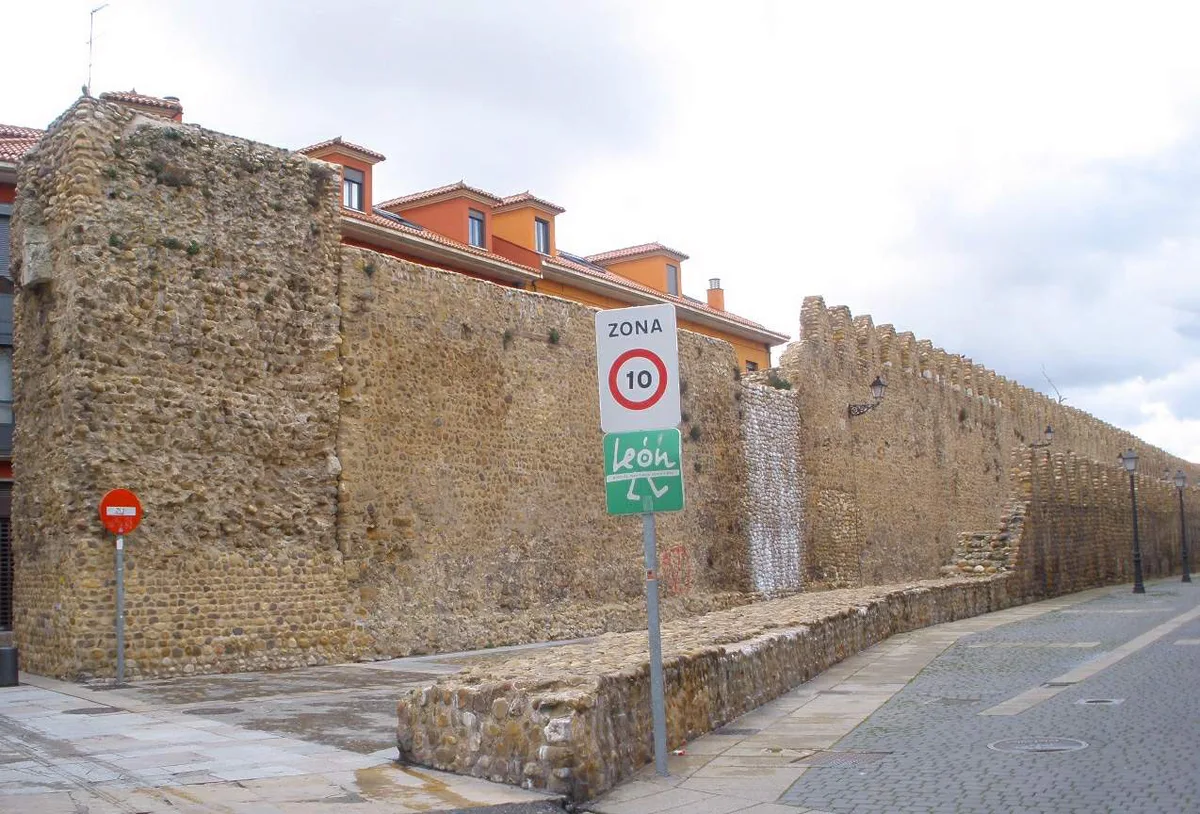 León - Puerta Moneda (sección de la muralla de León) 1 — 2