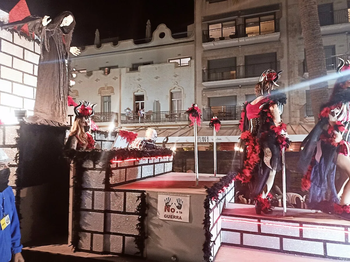 Costumed marchers in the Rua de l'Extermini parade passing along Passeig Marítim during Sitges Carnival, Spain — 1