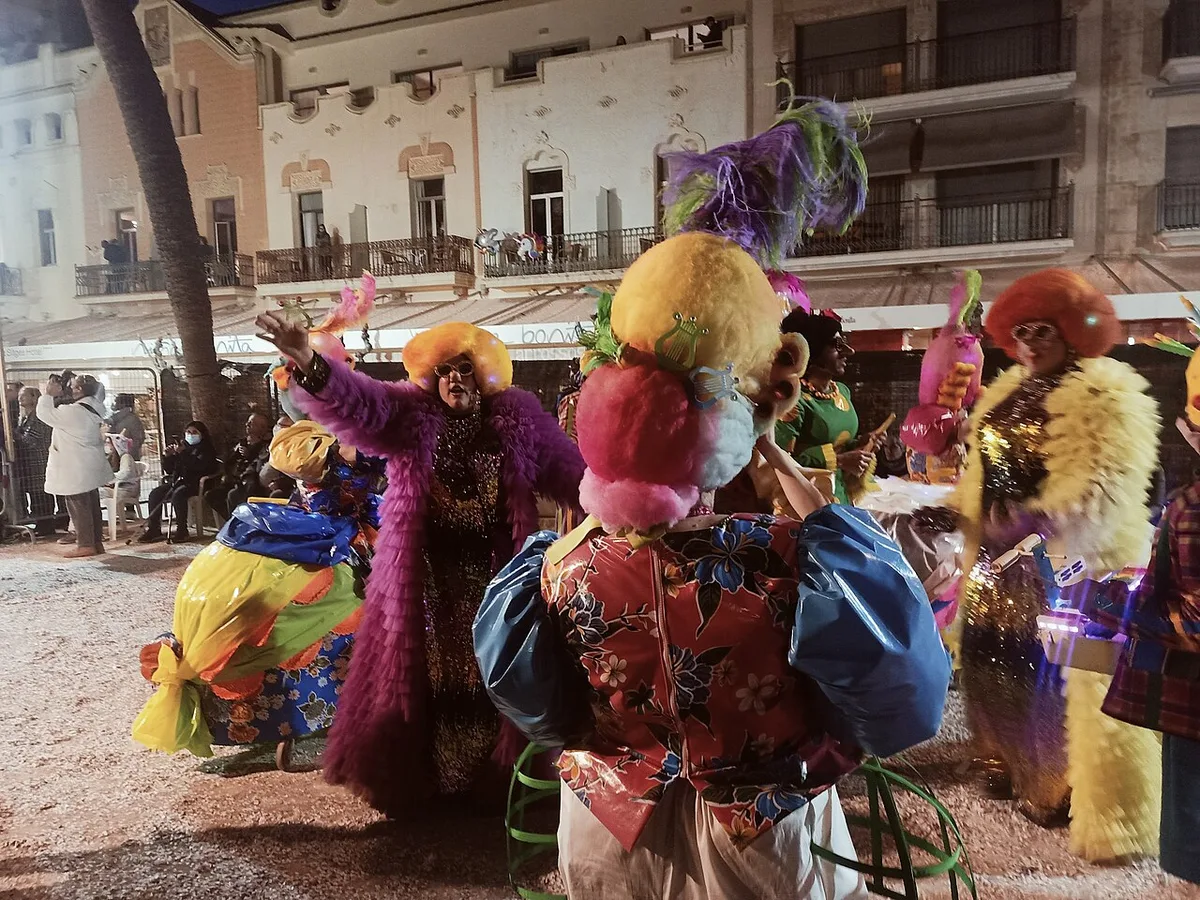 Costumed marchers in the Rua de l'Extermini parade passing along Passeig Marítim during Sitges Carnival, Spain — 2